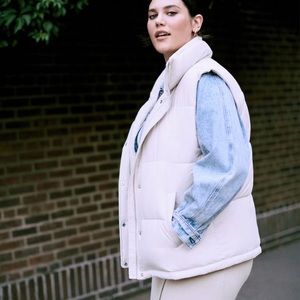 NWT Abercrombie & Fitch Water Resistant Puffer Vest SZ XLarge in Cream